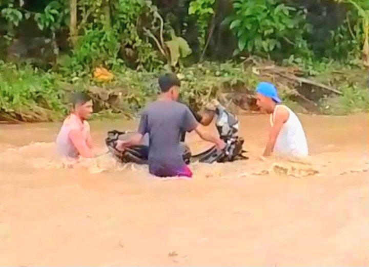 Sejumlah Warga Berupaya Menyelematkan Motor yang Terbawa Arus saat Menyebrangi Sungai Deras