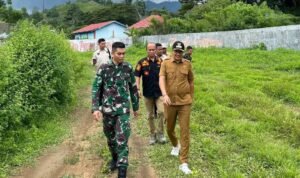 Wakil Bupati Boalemo, Lahmudin Hambali, meninjau langsung kesiapan lokasi tempat tinggal sementara bagi pasukan batalyon yang akan ditempatkan di Stadion Pemuda Desa Piloliyanga, Kecamatan Tilamuta.