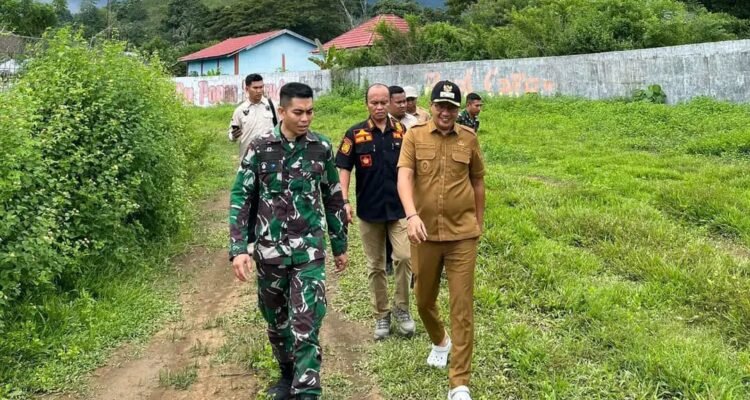 Wakil Bupati Boalemo, Lahmudin Hambali, meninjau langsung kesiapan lokasi tempat tinggal sementara bagi pasukan batalyon yang akan ditempatkan di Stadion Pemuda Desa Piloliyanga, Kecamatan Tilamuta.