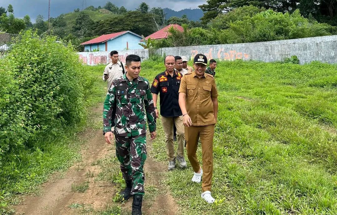 Wakil Bupati Boalemo, Lahmudin Hambali, meninjau langsung kesiapan lokasi tempat tinggal sementara bagi pasukan batalyon yang akan ditempatkan di Stadion Pemuda Desa Piloliyanga, Kecamatan Tilamuta.