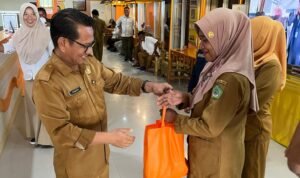 Owner Grand Amalia Hotel Bagikan 100 Paket Ramadhan