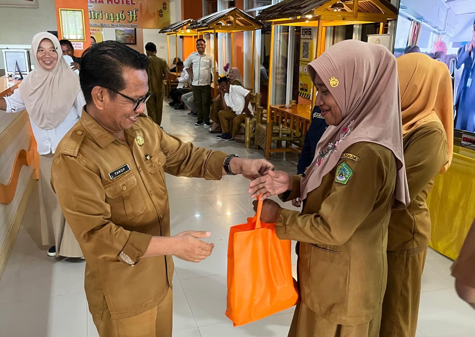 Owner Grand Amalia Hotel Bagikan 100 Paket Ramadhan