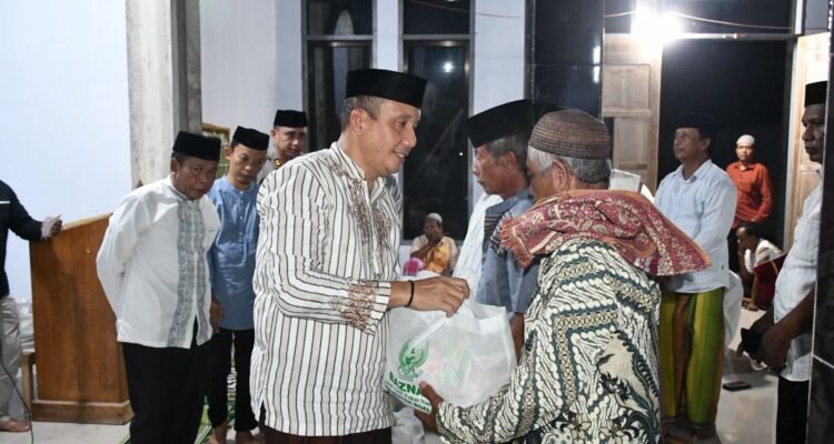 Penyerahan paket Ramadhan dari Baznas oleh Wakil Bupati Boalemo Lahmuddin Hambali ke penerima bantuan