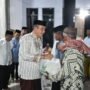 Penyerahan paket Ramadhan dari Baznas oleh Wakil Bupati Boalemo Lahmuddin Hambali ke penerima bantuan