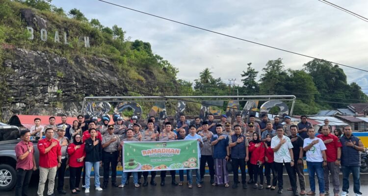 Bersama Jurnalis, Polres Boalemo Bagikan 350 Paket Takjil untuk Pengendara