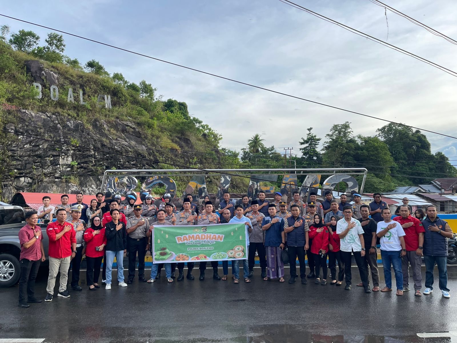 Bersama Jurnalis, Polres Boalemo Bagikan 350 Paket Takjil untuk Pengendara