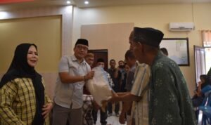 Wakil Bupati Boalemo, Lahmudin Hambali, mendampingi Wakil Gubernur Gorontalo dalam kegiatan pendistribusian Bantuan Langsung Pangan Pemerintah Provinsi Gorontalo