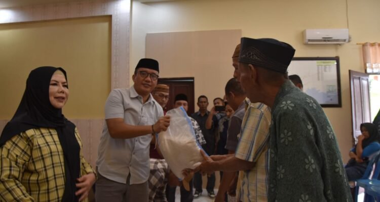 Wakil Bupati Boalemo, Lahmudin Hambali, mendampingi Wakil Gubernur Gorontalo dalam kegiatan pendistribusian Bantuan Langsung Pangan Pemerintah Provinsi Gorontalo