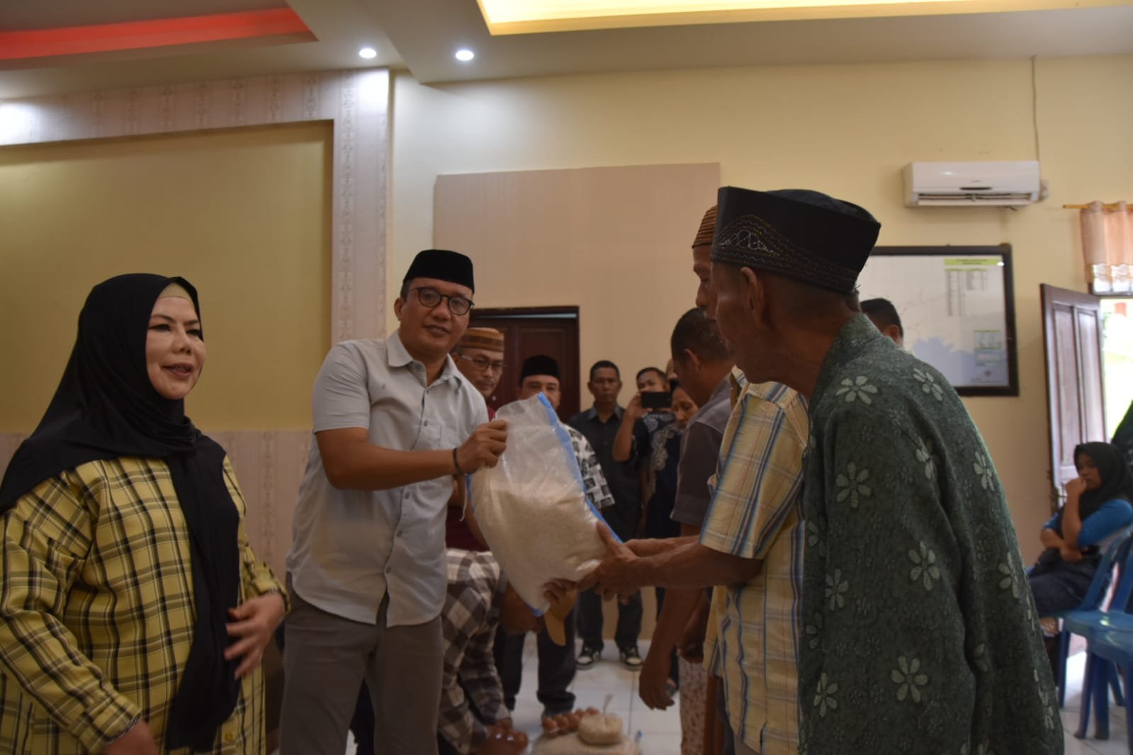 Wakil Bupati Boalemo, Lahmudin Hambali, mendampingi Wakil Gubernur Gorontalo dalam kegiatan pendistribusian Bantuan Langsung Pangan Pemerintah Provinsi Gorontalo