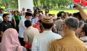 Bupati Ismet Mile Bersama Utusan Khusus Presiden Muhamad Mardiono Salurkan Paket Sembako. (Foto Istimewa)