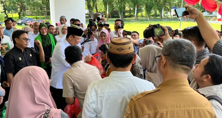 Bupati Ismet Mile Bersama Utusan Khusus Presiden Muhamad Mardiono Salurkan Paket Sembako. (Foto Istimewa)