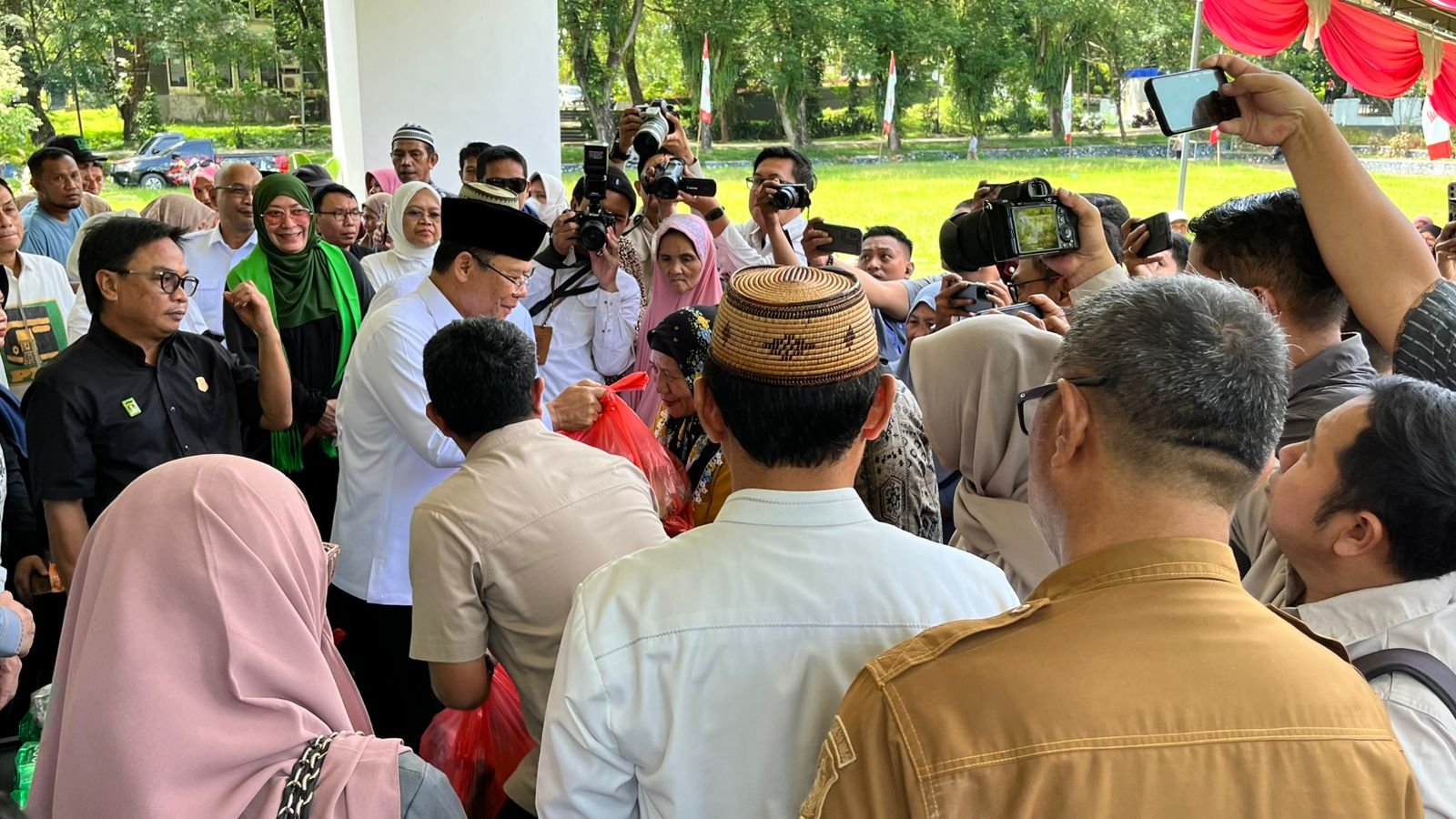 Bupati Ismet Mile Bersama Utusan Khusus Presiden Muhamad Mardiono Salurkan Paket Sembako. (Foto Istimewa)