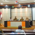 Bupati Rum Pagau saat memimpin rapat bersama pihak manajemen kedua rumah sakit tersebut di Aula RSCG