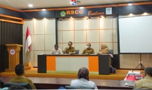 Bupati Rum Pagau saat memimpin rapat bersama pihak manajemen kedua rumah sakit tersebut di Aula RSCG