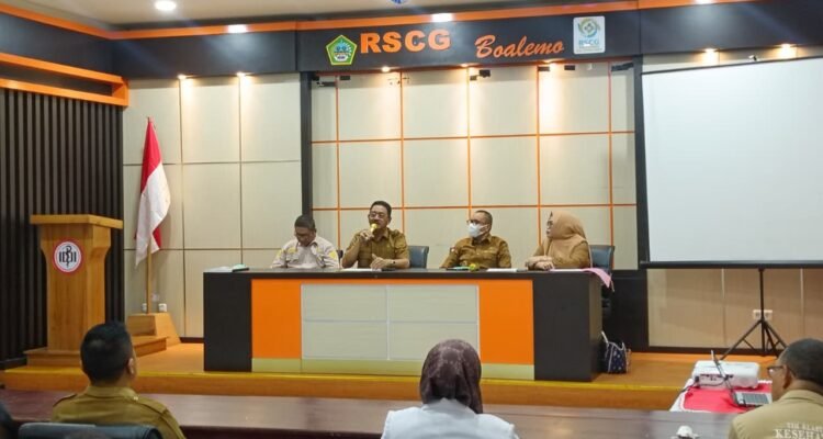 Bupati Rum Pagau saat memimpin rapat bersama pihak manajemen kedua rumah sakit tersebut di Aula RSCG