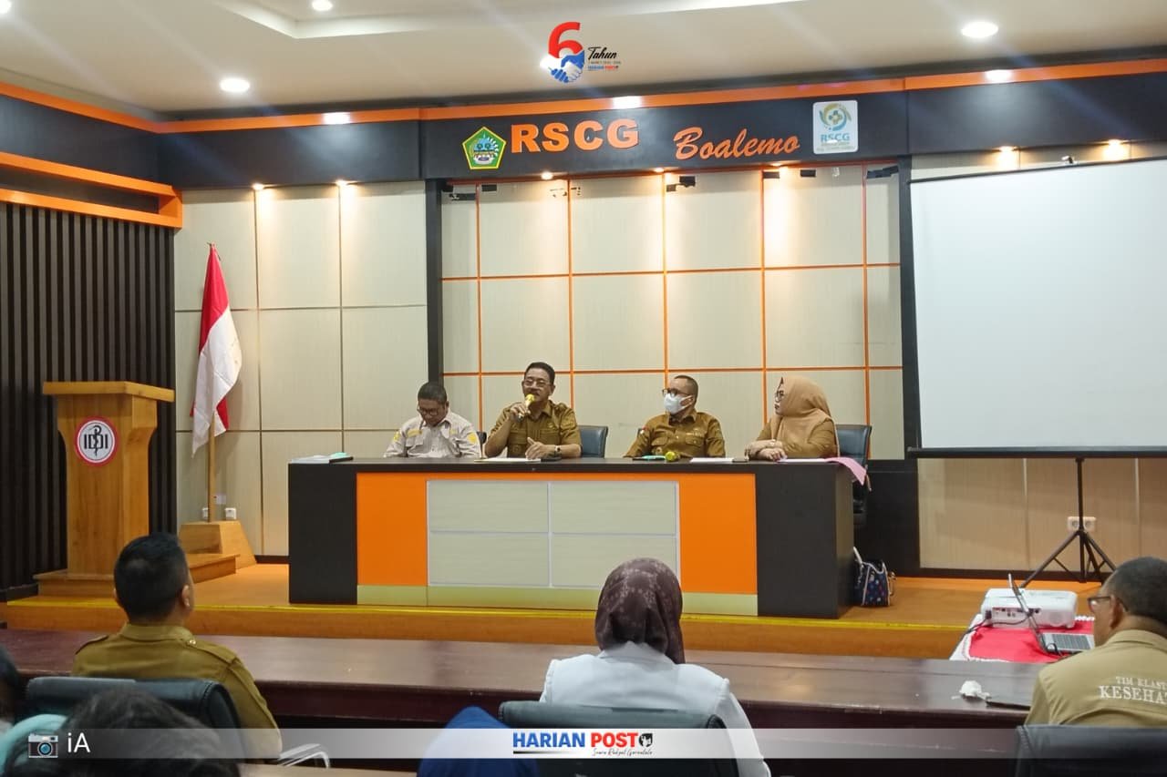 Bupati Rum Pagau saat memimpin rapat bersama pihak manajemen kedua rumah sakit tersebut di Aula RSCG