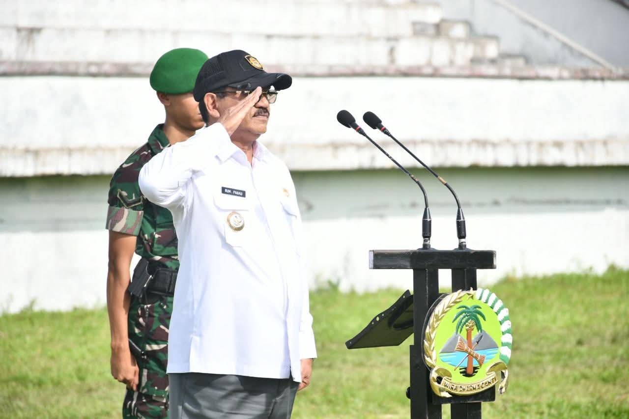 Bupati Boalemo Rum Pagau bertindak sebagai pemimpin apel penerimaan pasukan TNI AD Batalyon Boalemo (Foto Istimewa)