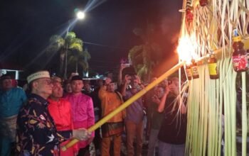 Bupati Bone Bolango, Ismet Mile nyalakan Tumbilotohe.(Foto Istimewa)