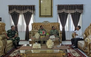Bupati Boalemo Drs. Rum Pagau menerima kunjungan Team Inspektorat Jenderal (ITJEN) Mabes TNI Kolonel Inf. Akatoto, SH dan Letkol Czi Gunawan Indra,ST,MM di Rumah Jabatan Bupati, Rabu 1 April 2026.