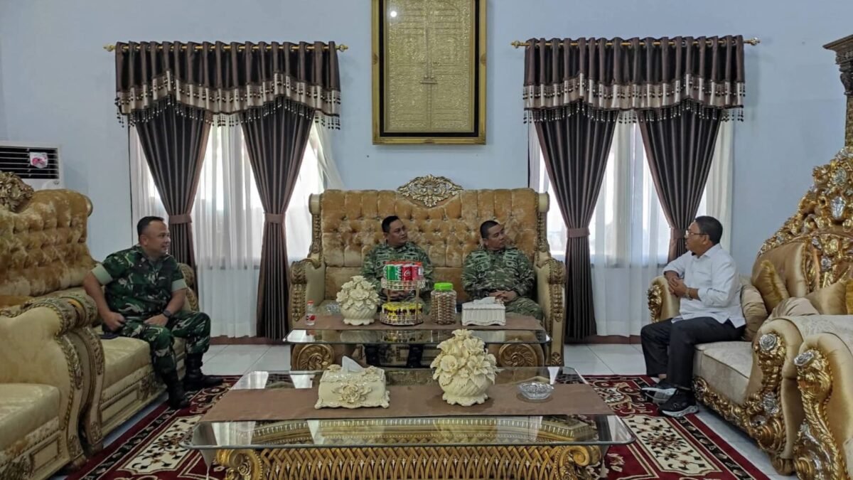 Bupati Boalemo Drs. Rum Pagau menerima kunjungan Team Inspektorat Jenderal (ITJEN) Mabes TNI Kolonel Inf. Akatoto, SH dan Letkol Czi Gunawan Indra,ST,MM di Rumah Jabatan Bupati, Rabu 1 April 2026.