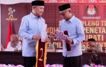 Bupati Saipul Mbuinga dan Wakil Bupati Iwan Adam Dalam Momen Pengambilan Nomor Urut, pada Pilkada tahun 2024 (Doc. Harianpost.id)