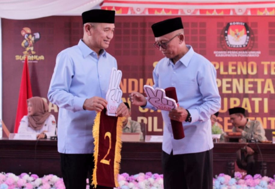 Bupati Saipul Mbuinga dan Wakil Bupati Iwan Adam Dalam Momen Pengambilan Nomor Urut, pada Pilkada tahun 2024 (Doc. Harianpost.id)