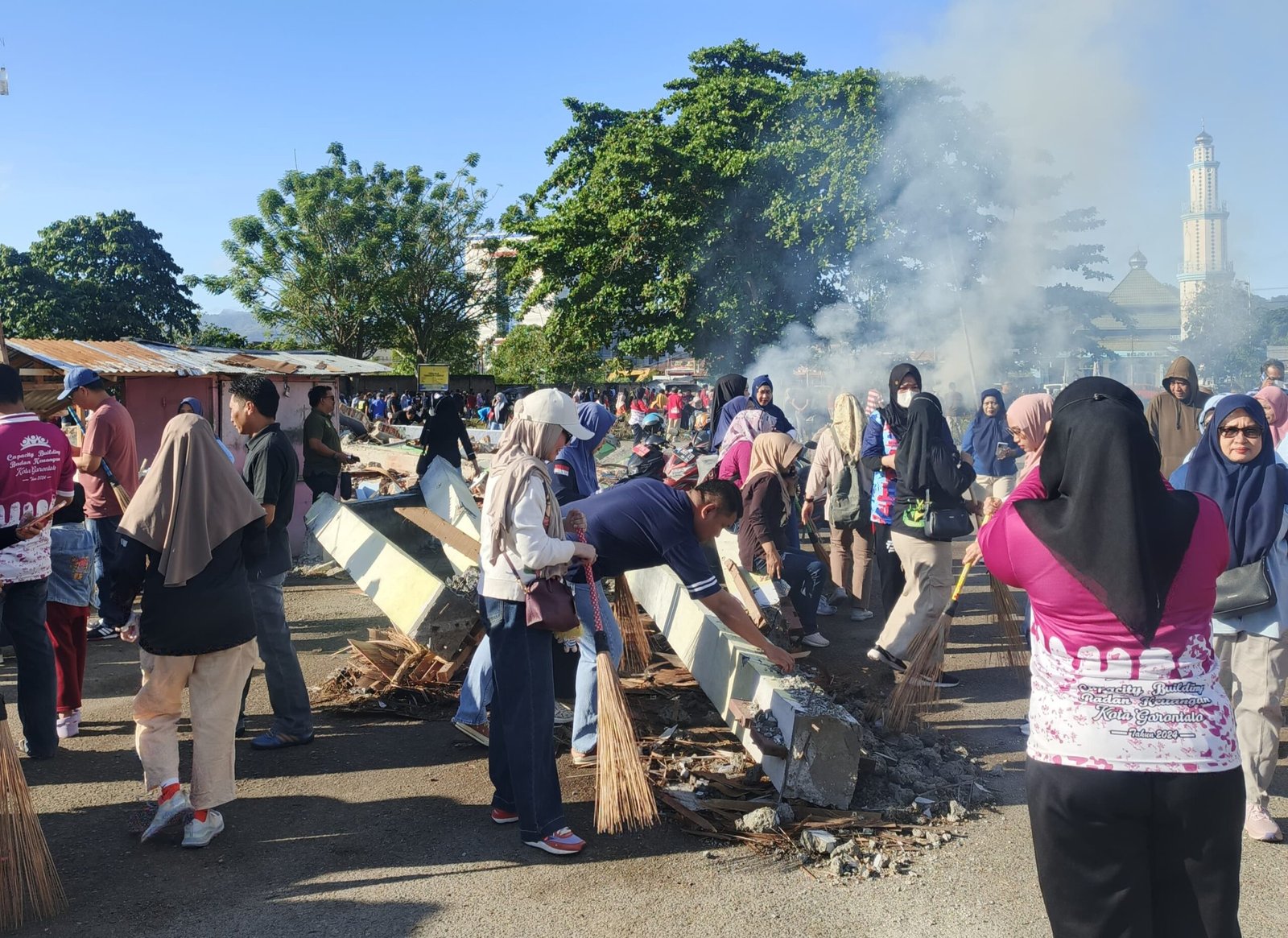 ASN Kota Gorontalo Bersihkan Lahan untuk Pembangunan Kantor Walikota yang Baru