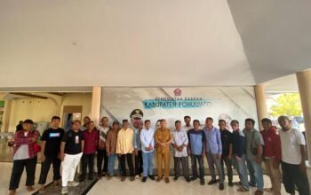 Foto Bersama Manajemen BJA Group, Bupati Pohuwato Saipul Mbuinga, dan masyarakat usai mediasi Terkait Realisasi Plasma dan Percepatan Penerbitan Sertifikat Masyarakat