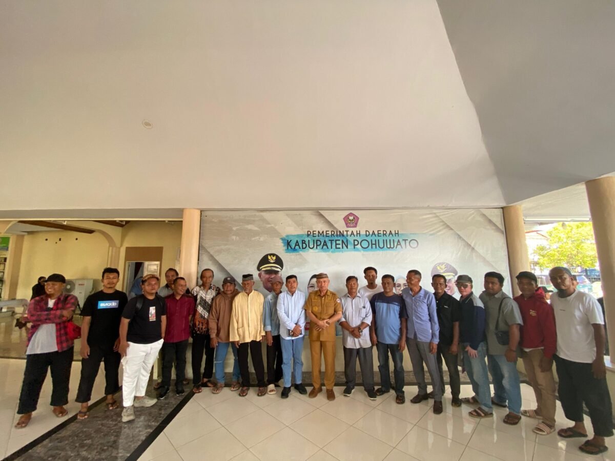Foto Bersama Manajemen BJA Group, Bupati Pohuwato Saipul Mbuinga, dan masyarakat usai mediasi Terkait Realisasi Plasma dan Percepatan Penerbitan Sertifikat Masyarakat