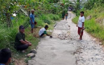 Warga Binajaya Perbaiki Jalan Tani Secara Mandiri