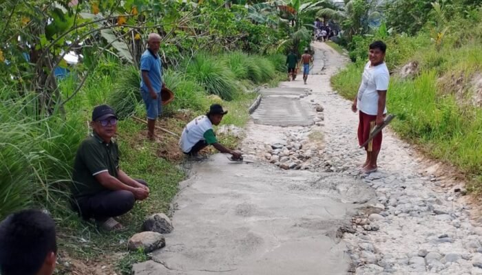 Sentil Pemerintah, Warga Binajaya Perbaiki Jalan Rusak Pakai Dana Sendiri