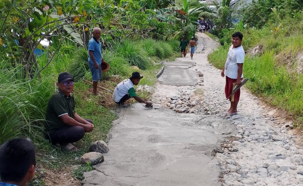 Warga Binajaya Perbaiki Jalan Tani Secara Mandiri