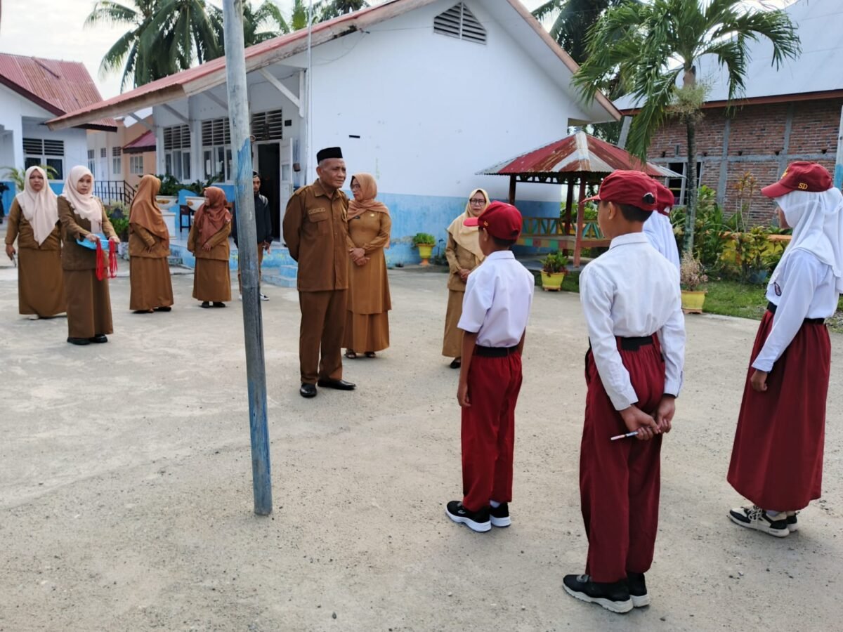 Kepala Dinas Komunikasi dan Informatika (Kominfo) Bone Bolango, Udin Kuku, hadir memimpin langsung apel pembukaan TKA di sekolah