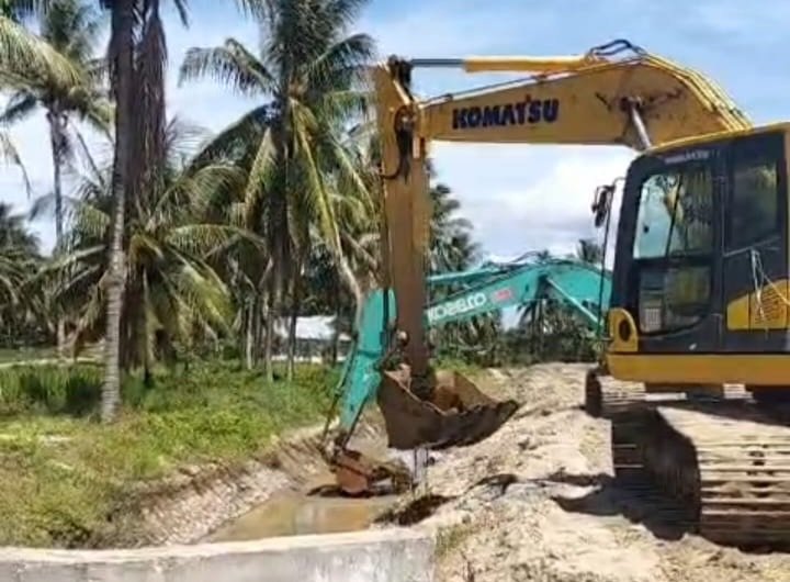 Proses normalisasi dengan menggunakan alat berat