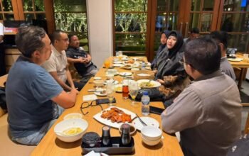 Bersama Investor, Bupati Boalemo Rum Pagau dan Wakil Bupati Boalemo Lahmuddin Hambali bahas pembangunan kembali Pulo cinta. (Foto : Lahmuddin)