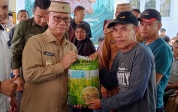 Pemkab Bone Bolango Bagikan Bantuan Bibit Padi Untuk Petani