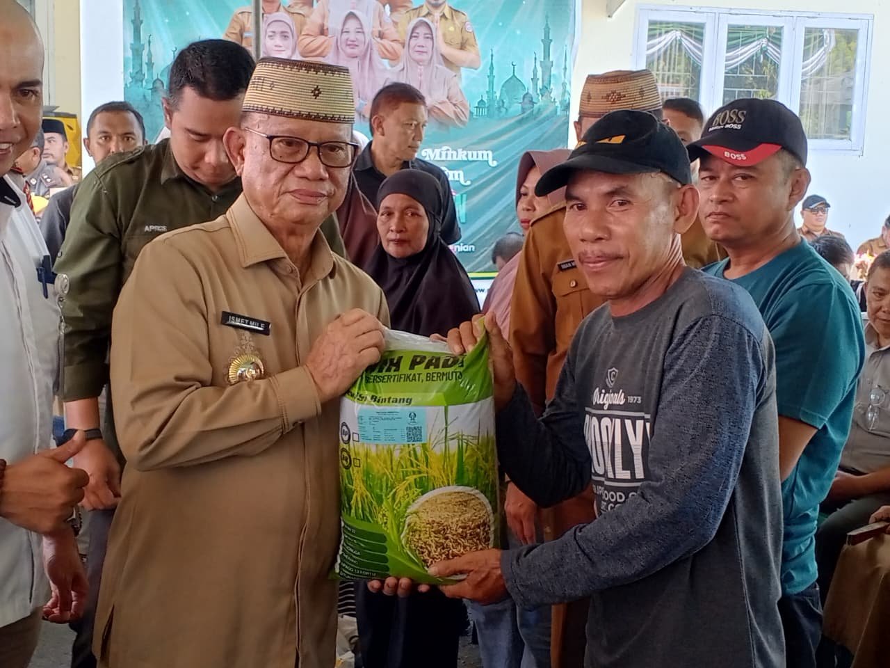 Bupati Ismet Mile Bagikan Bantuan Bibit Padi untuk Petani