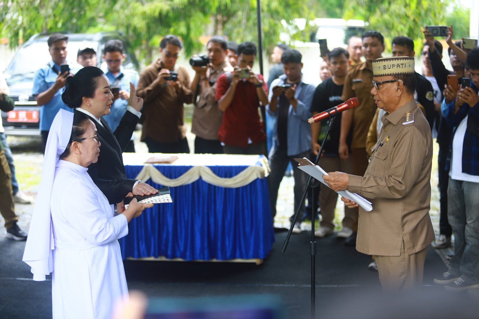 Bupati Bone Bolango, Ismet Mile Lantik Direktur PDAM Tirta Bolango. (Foto: Yudi/Prokopim)