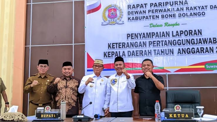 Bupati Bone Bolango, Ismet Mile, memaparkan capaian kinerja pemerintah daerah dalam rapat paripurna DPRD