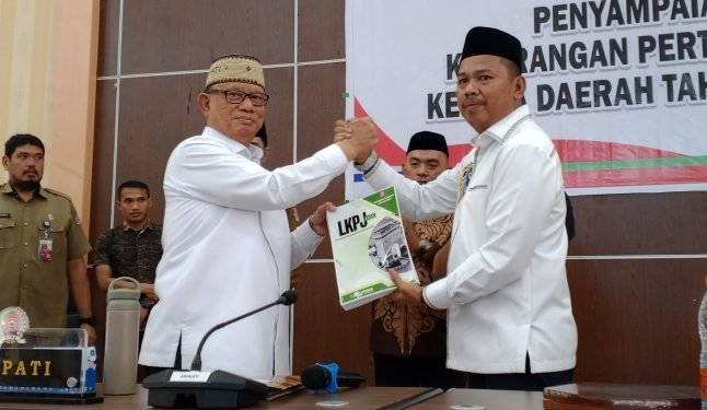 Bupati Bone Bolango Ismet Mile menyerahkan LKPJ Kepala Daerah Tahun Anggaran 2025 kepada Ketua DPRD Faisal Yunus di Ruang Sidang Utama DPRD Kabupaten Bone Bolango.