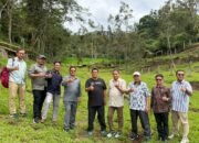 Kepala Dinas Pertanian Boalemo, Andi Faisal Hurudji (Kameja Hitam) saat mendampingi Bupati Boalemo Rum Pagau meninjau peternakan sapi.