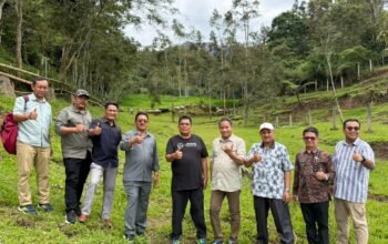 Kepala Dinas Pertanian Boalemo, Andi Faisal Hurudji (Kameja Hitam) saat mendampingi Bupati Boalemo Rum Pagau meninjau peternakan sapi.