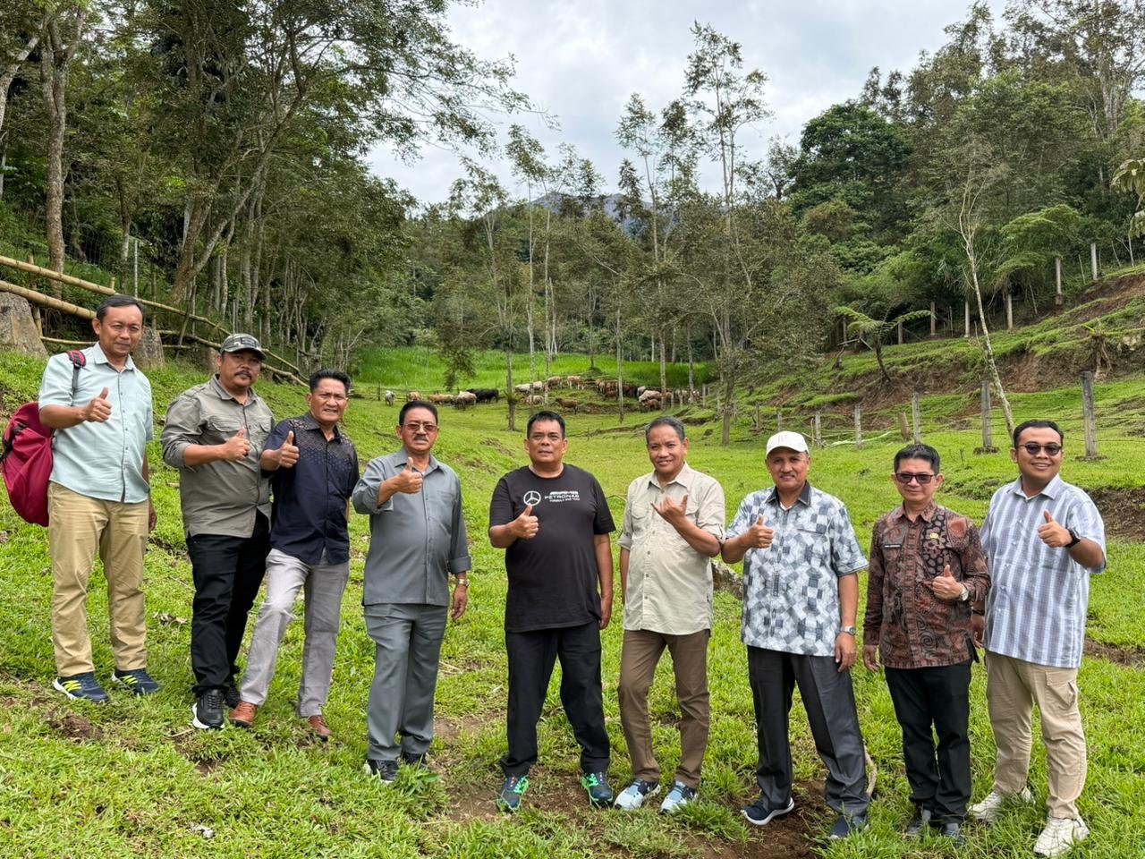 Kepala Dinas Pertanian Boalemo, Andi Faisal Hurudji (Kameja Hitam) saat mendampingi Bupati Boalemo Rum Pagau meninjau peternakan sapi.
