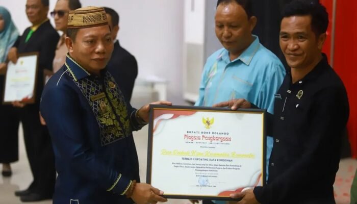 Risman Tolingguhu Serahkan Penghargaan Terbaik II Updating Data Kemiskinan ke Kades Ombulo Hijau