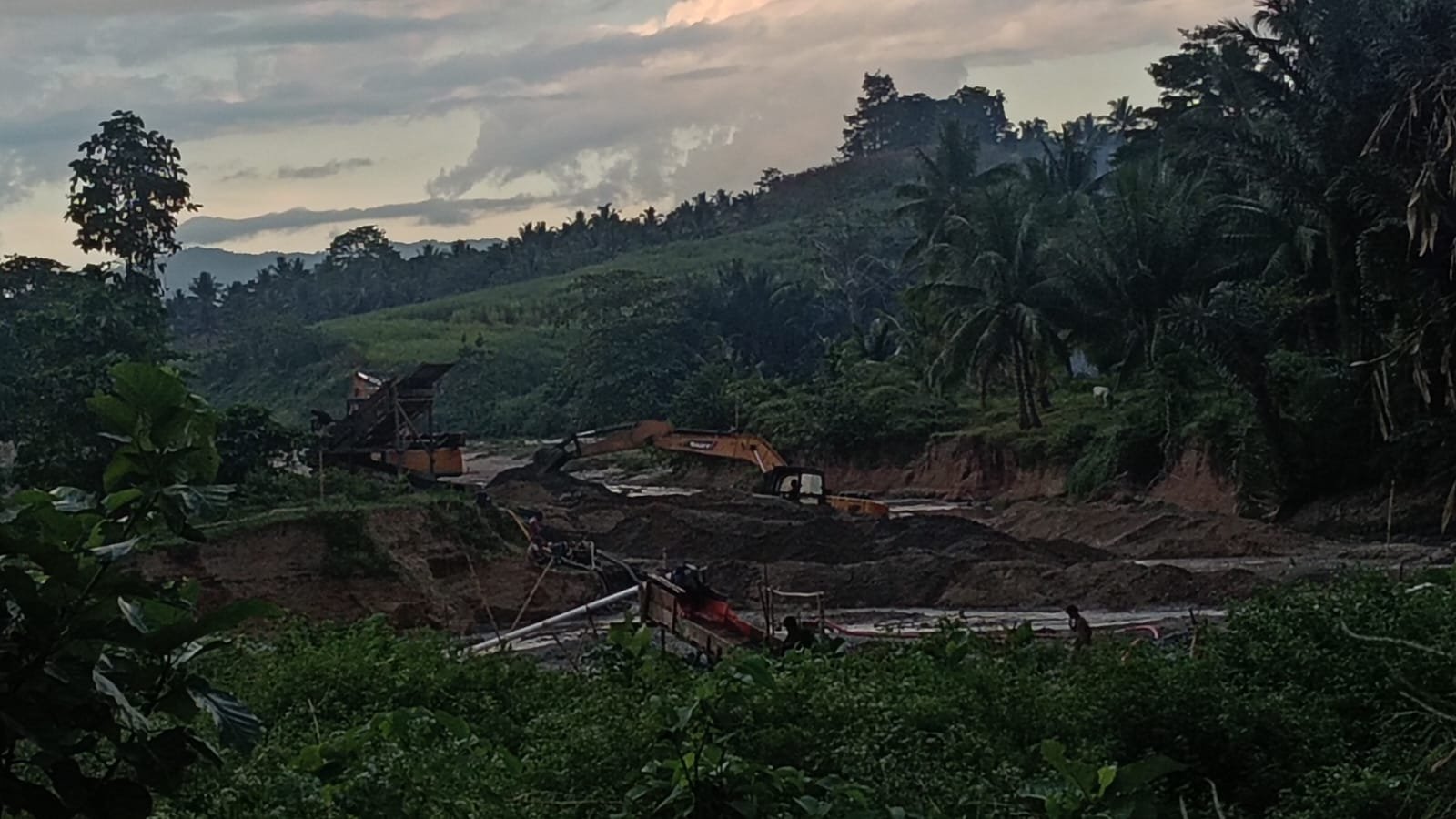 Dua Alat Berat Bebas Beraktivitas di PETI Desa Tenilo