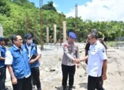 Wakil Bupati Boalemo Lahmuddin Hambali mendampingi Irjen KKP melakukan peninjauan pembangunan Kampung Nelayan Merah Putih. (Foto Prokopim)
