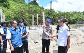 Wakil Bupati Boalemo Lahmuddin Hambali mendampingi Irjen KKP melakukan peninjauan pembangunan Kampung Nelayan Merah Putih. (Foto Prokopim)