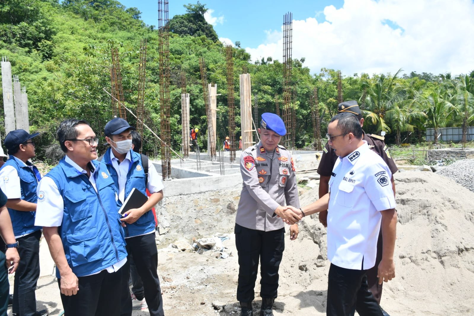 Wakil Bupati Boalemo Lahmuddin Hambali mendampingi Irjen KKP melakukan peninjauan pembangunan Kampung Nelayan Merah Putih. (Foto Prokopim)