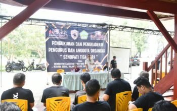Kukuhkan Organisasi Senopati Tiga Dara, Lahmuddin Ajak Pemuda Terlibat Langsung Dalam Menggerakkan Ekonomi Masyarakat di Kabupaten Boalemo. Foto Prokopim)