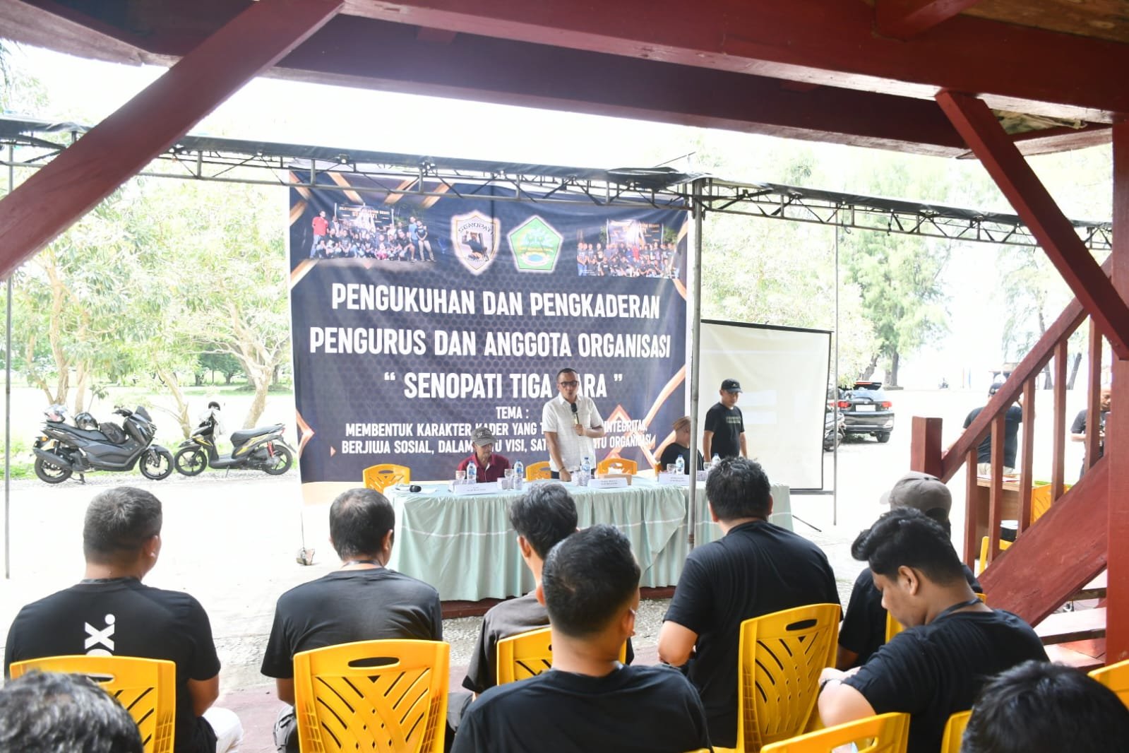 Kukuhkan Organisasi Senopati Tiga Dara, Lahmuddin Ajak Pemuda Terlibat Langsung Dalam Menggerakkan Ekonomi Masyarakat di Kabupaten Boalemo. Foto Prokopim)